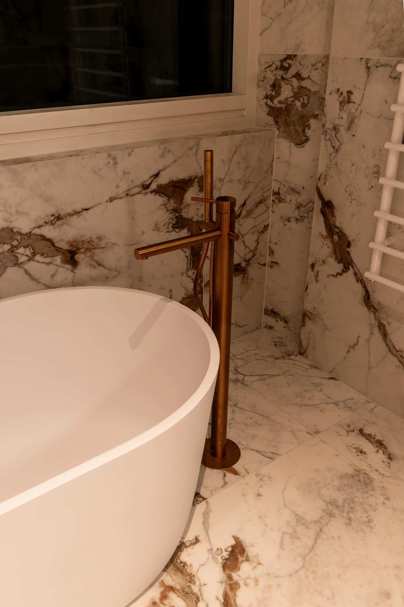Freistehende Badewanne mit hochwertigen Armaturen
