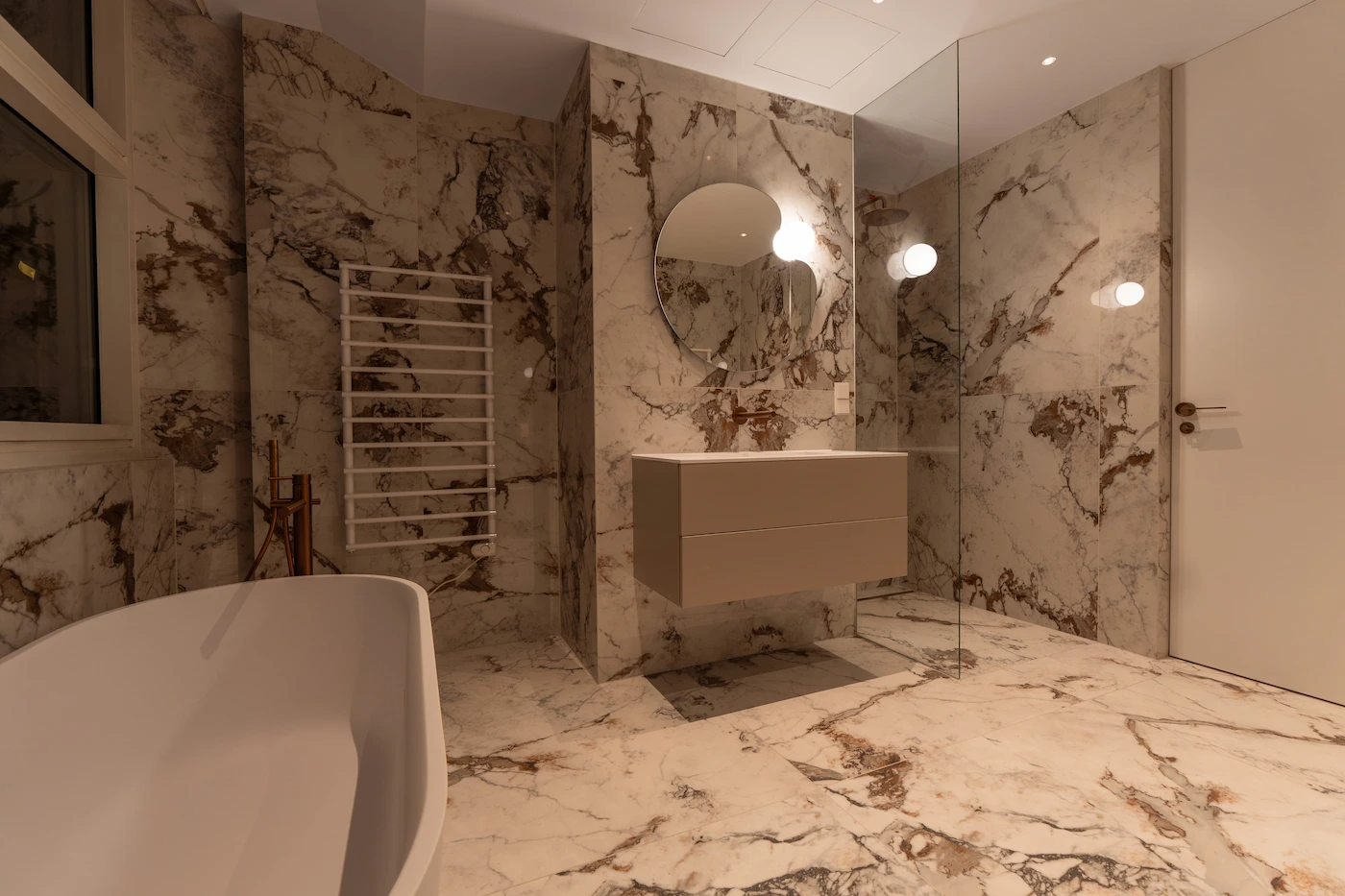 Waschplatz mit Natursteinoberflächen im Badezimmer