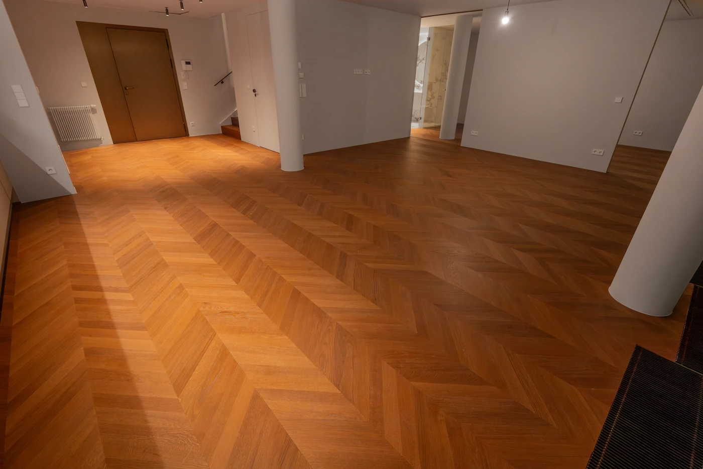 Fischgrätparkett und Raumübergang im Innenausbau einer Altbauwohnung