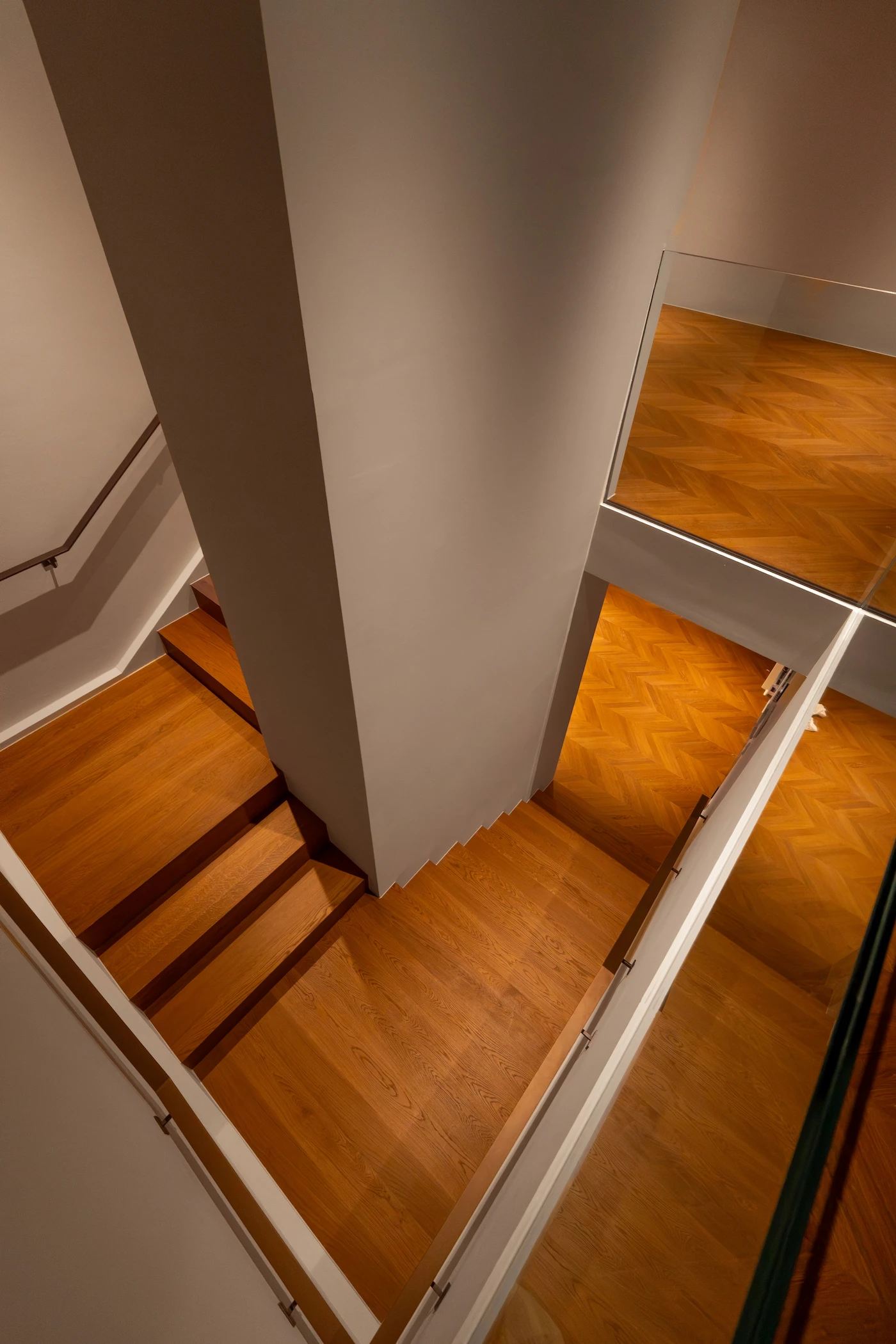 Treppenhaus innerhalb einer kernsanierten Altbauwohnung in Wien