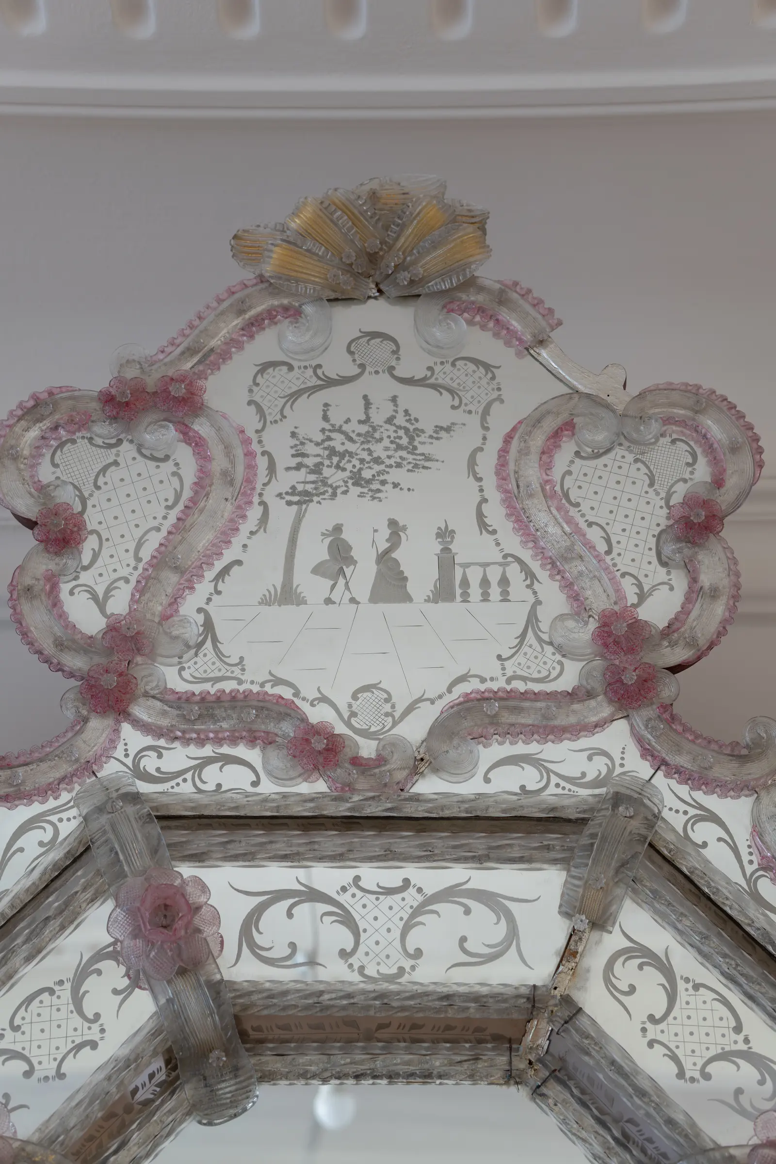 Detail eines historischen dekorativen Spiegels in einer Altbauwohnung