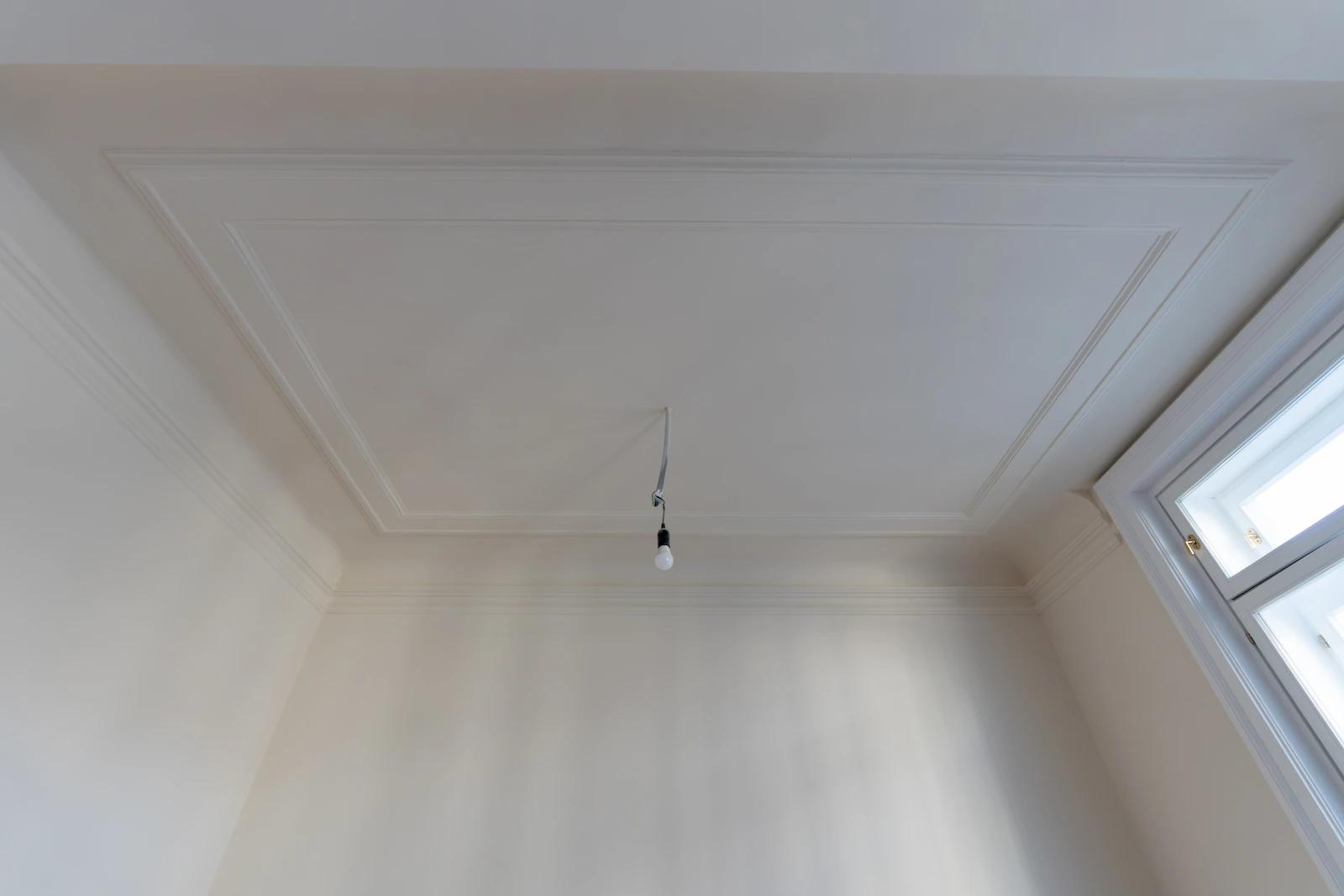 Deckendetail eines sanierten Altbauzimmers