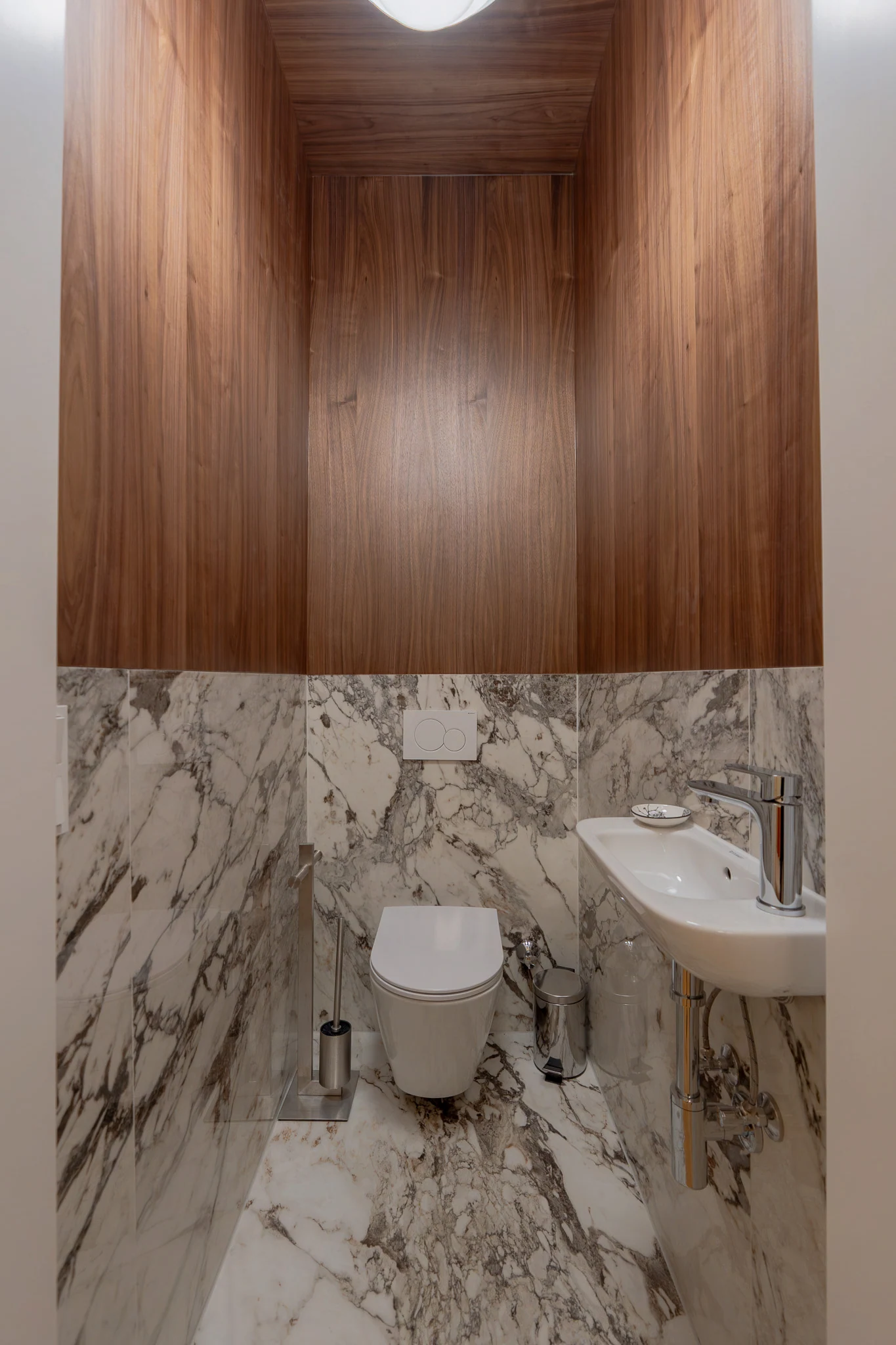 Gäste-WC mit Naturstein und hochwertigem Innenausbau