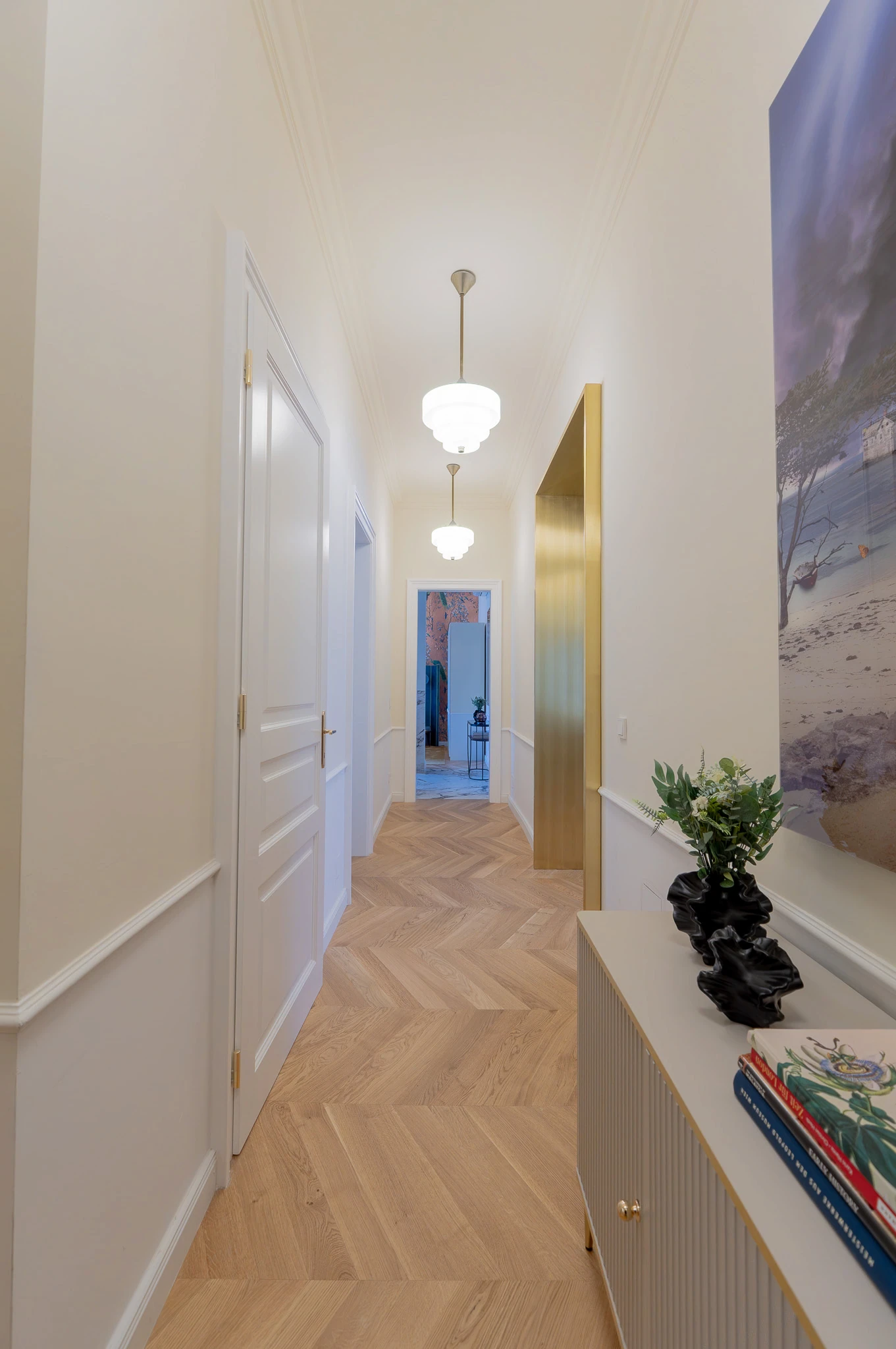 Lange Blickachse durch eine sanierte Altbauwohnung in Wien
