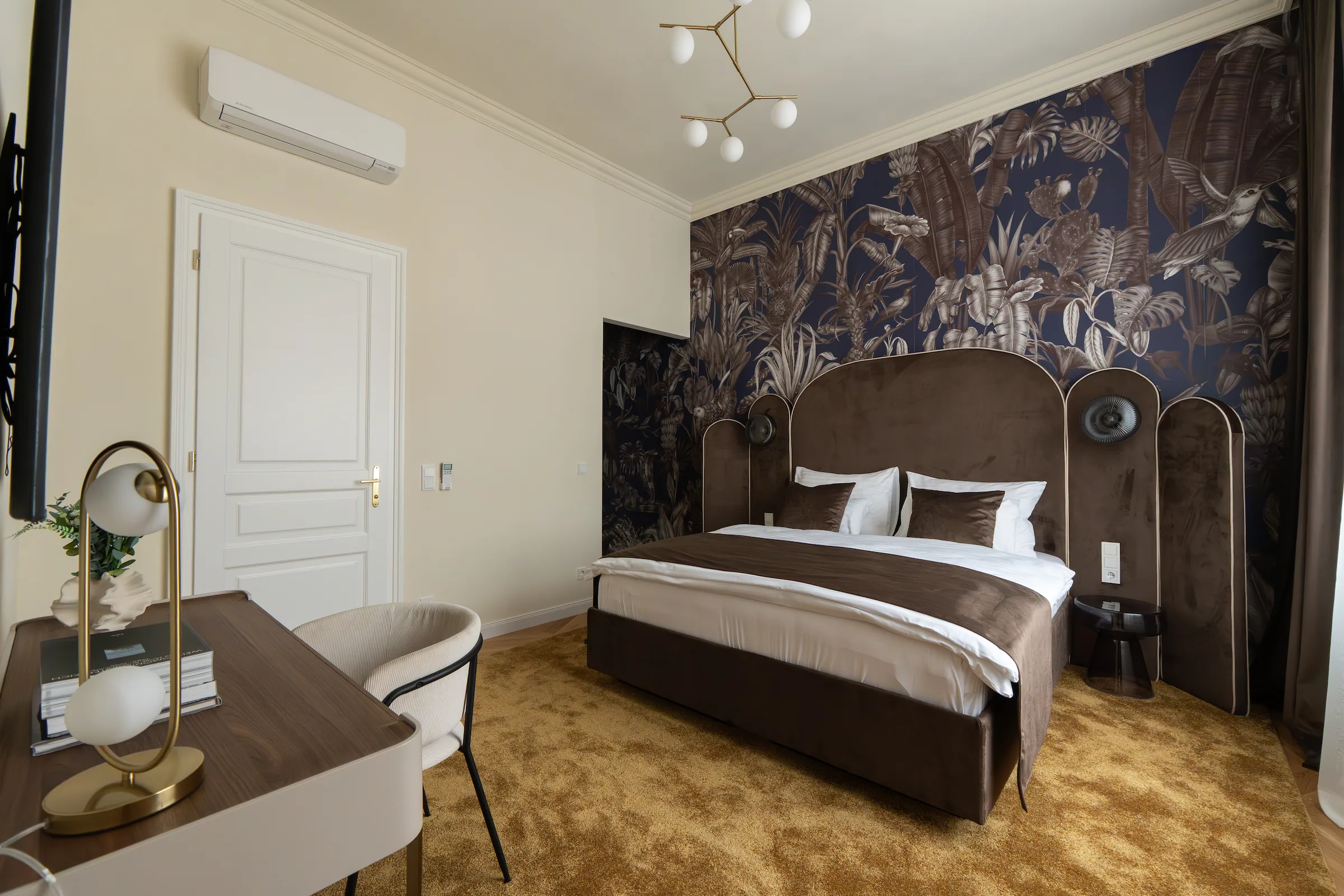 Schlafzimmer mit Akzentwand und maßgefertigten Einbauten