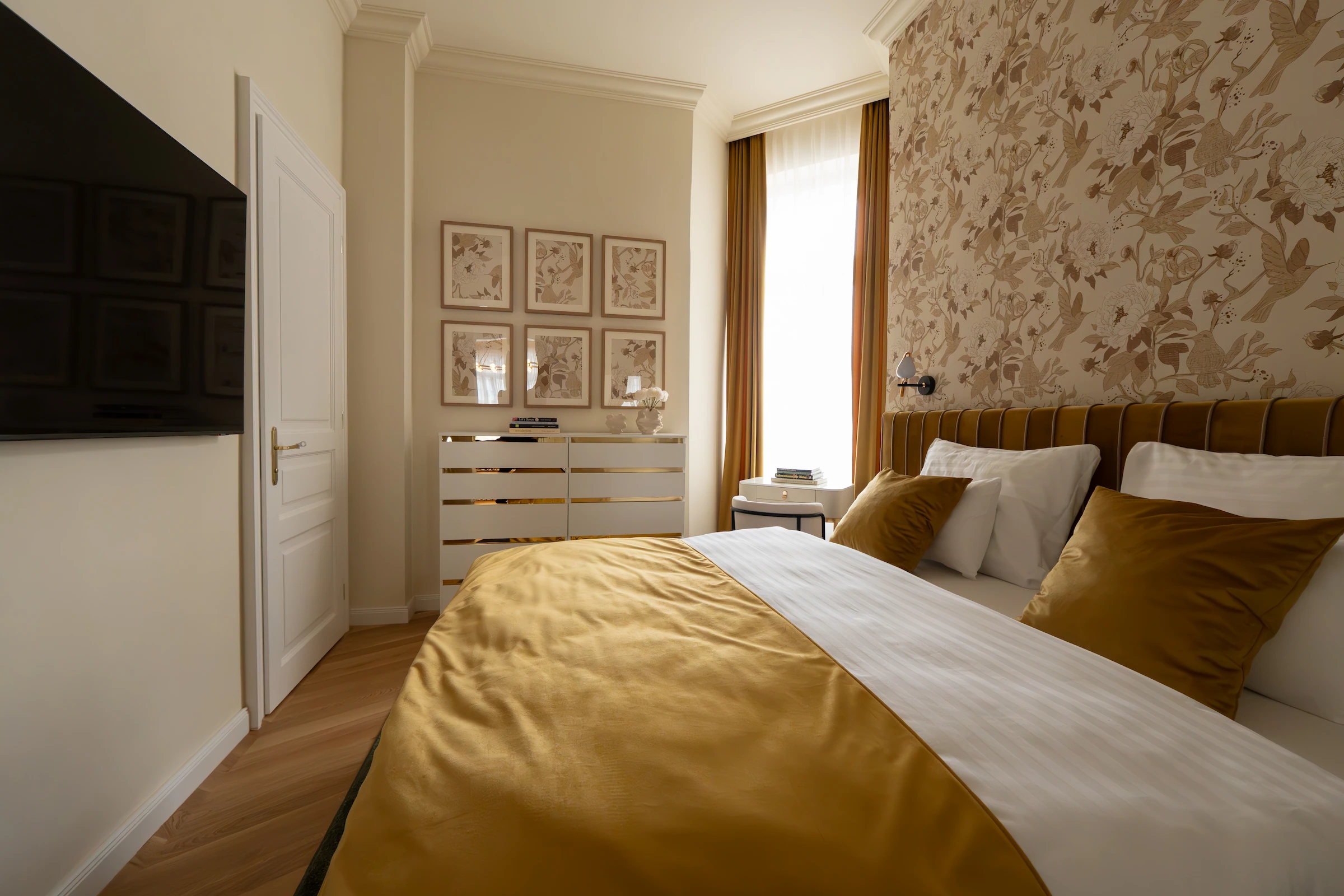 Schlafzimmer einer sanierten Altbauwohnung mit restaurierter Stuckdecke