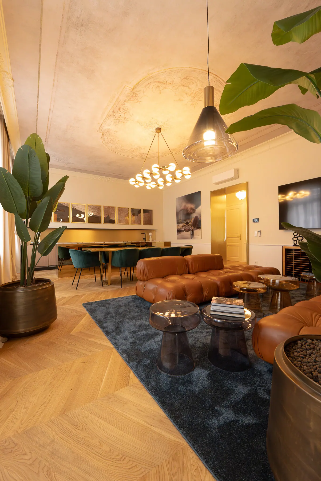 Wohnzimmer mit Fischgrätparkett und hochwertigem Innenausbau