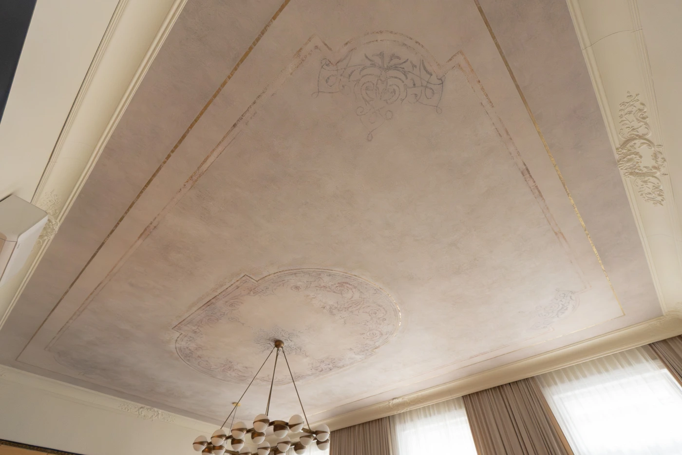 Altbau mit restaurierter Stuckdecke