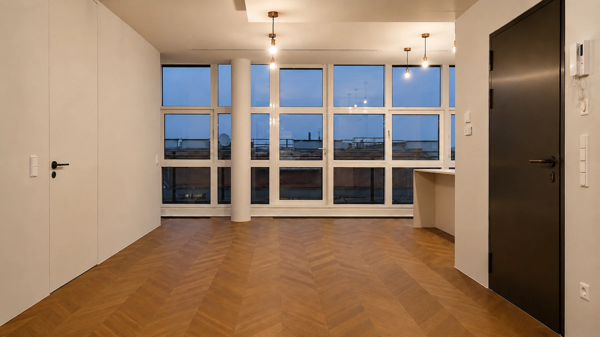 Wohnbereich mit Fensterfront – Sanierungsprojekt von ALPHABAU