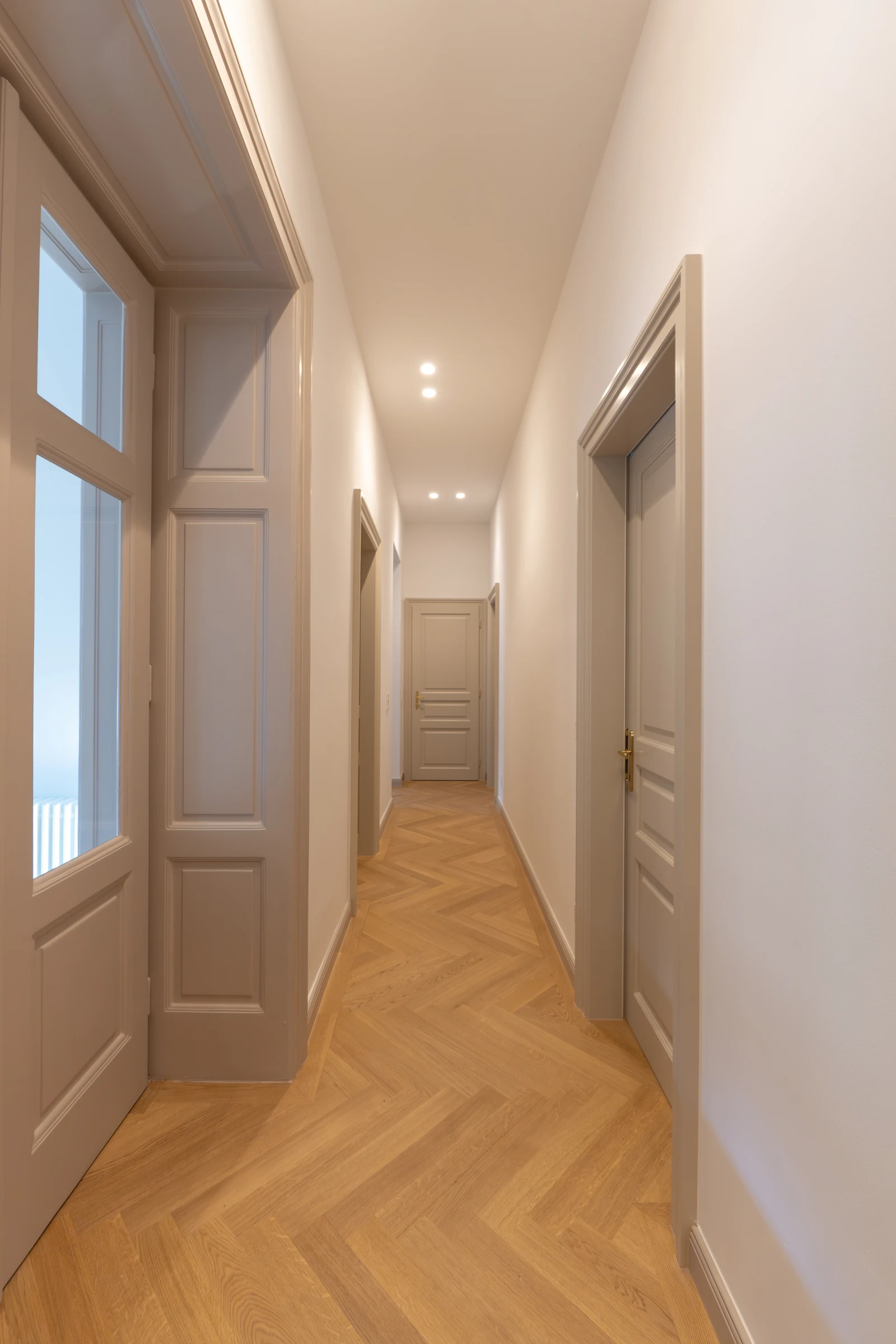 Lange Blickachse durch den sanierten Flur der Wohnung