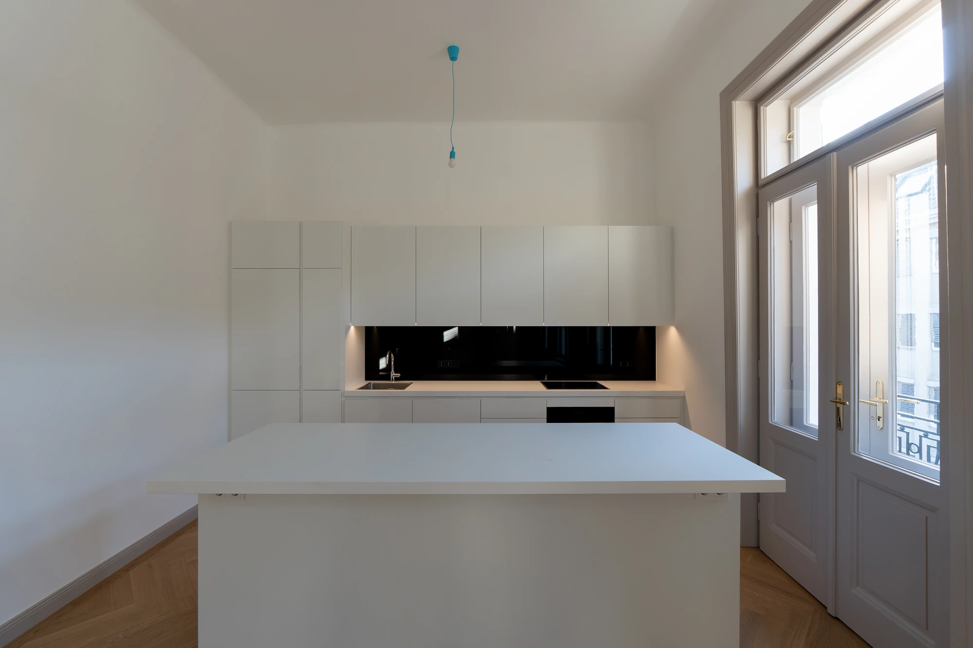 Moderne helle Küche innerhalb einer sanierten Altbauwohnung in der Wohllebengasse