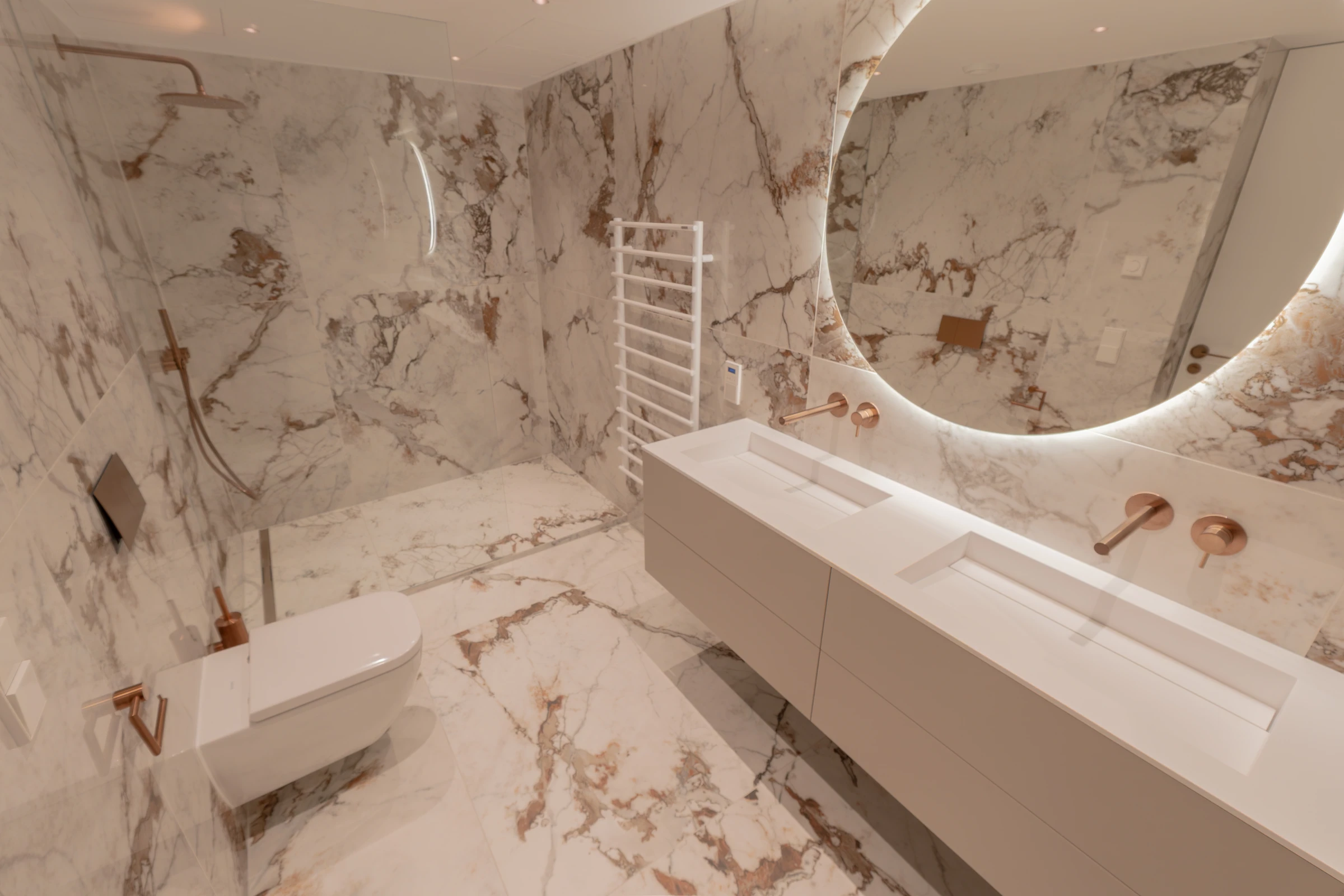 Badezimmer mit großformatigen Natursteinoberflächen und Rundspiegel