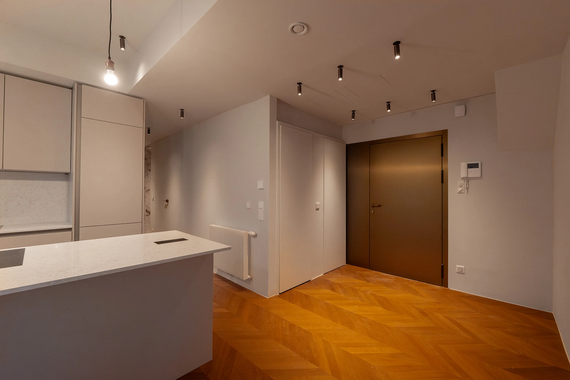 Küche und Eingangsbereich eines hochwertig ausgebauten Dachgeschosses