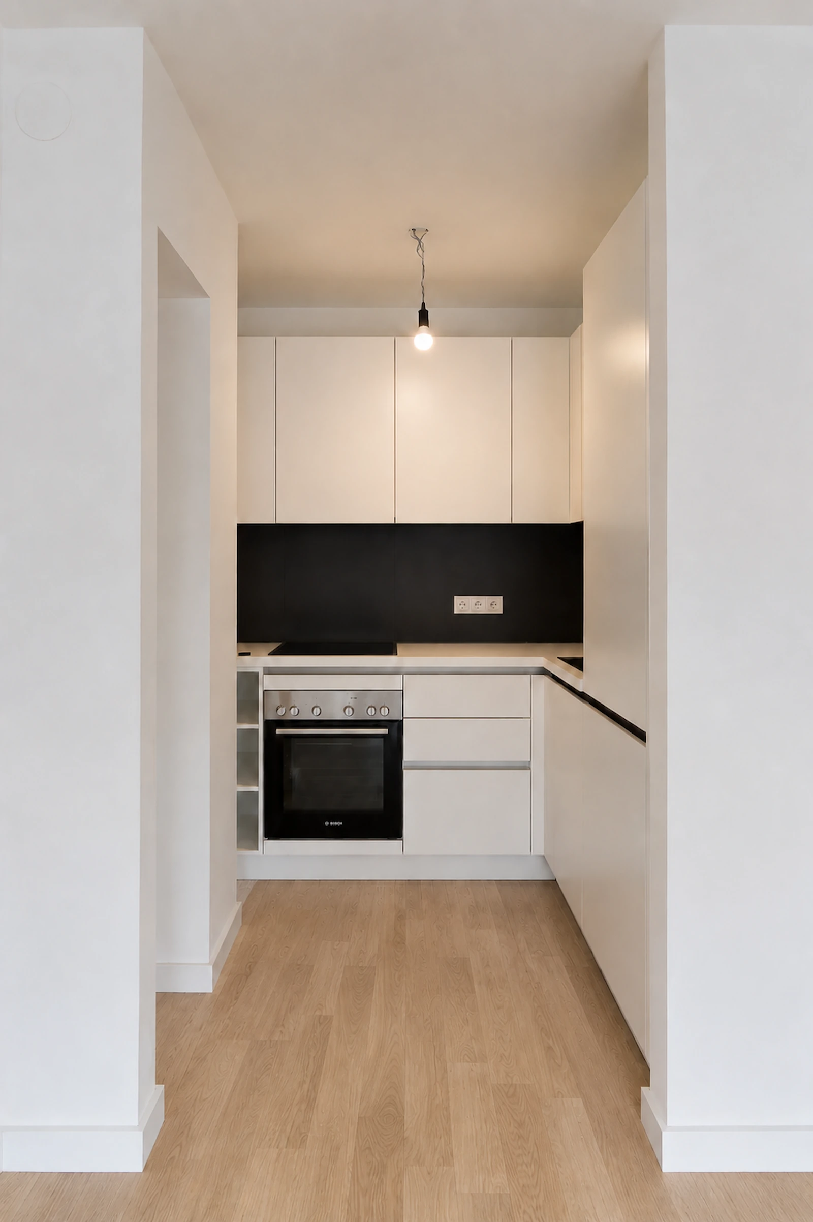 Kompakte Küche mit modernem Innenausbau in einer sanierten Wohnung